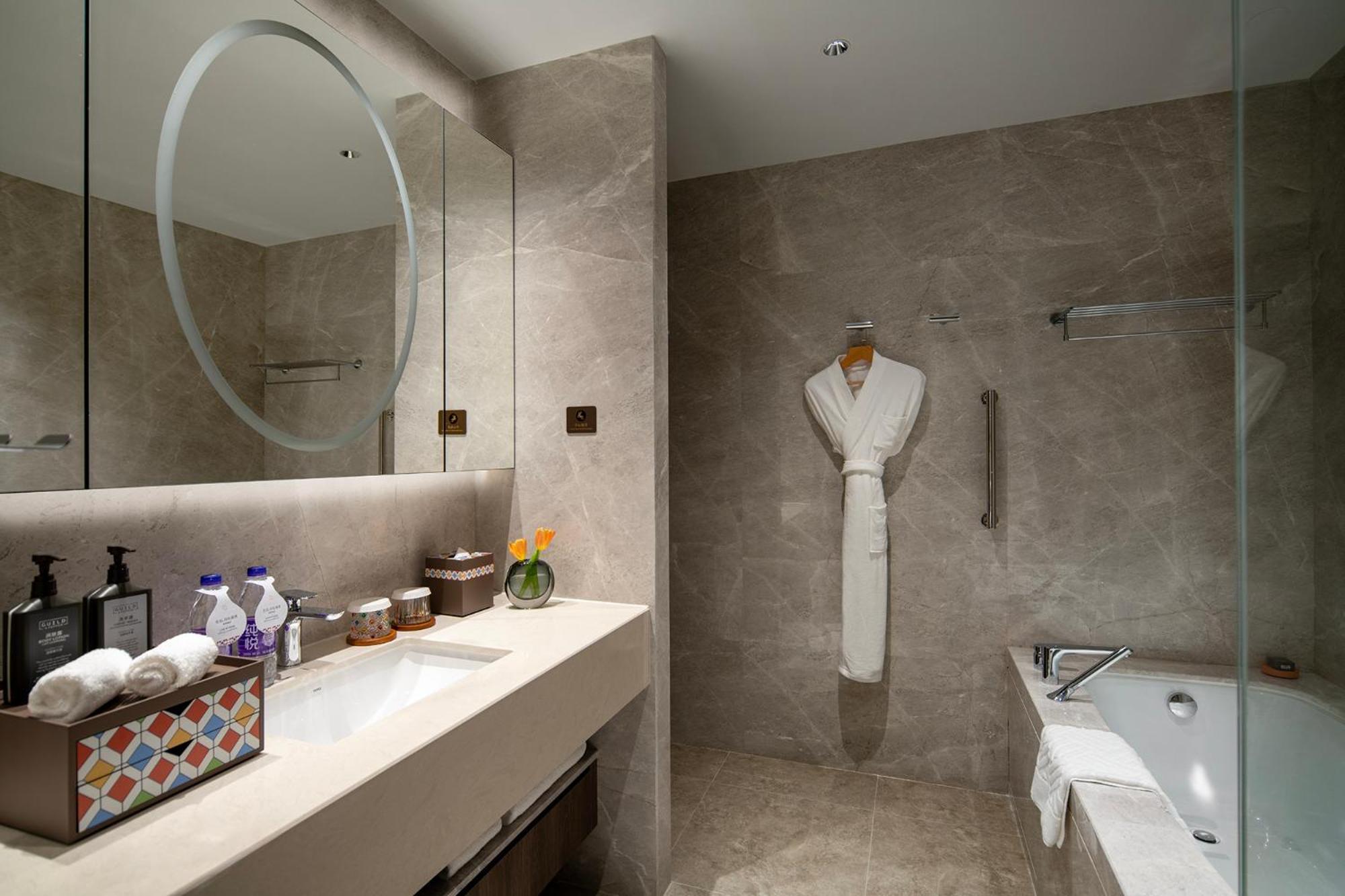 Yuexiu Hotel Guangzhou, Curio Collection By Hilton Exteriör bild