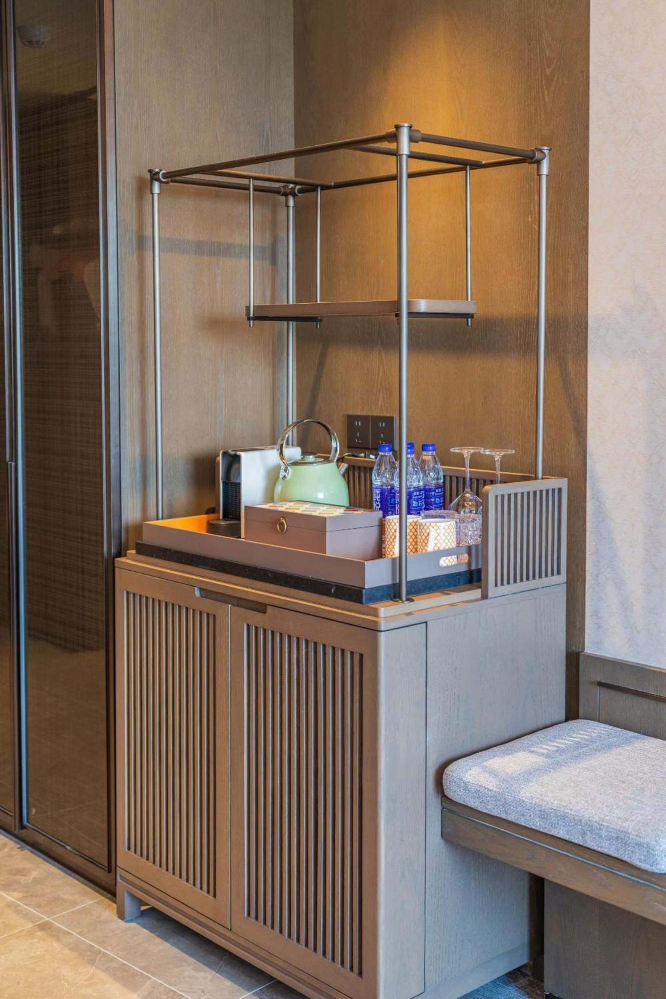 Yuexiu Hotel Guangzhou, Curio Collection By Hilton Exteriör bild
