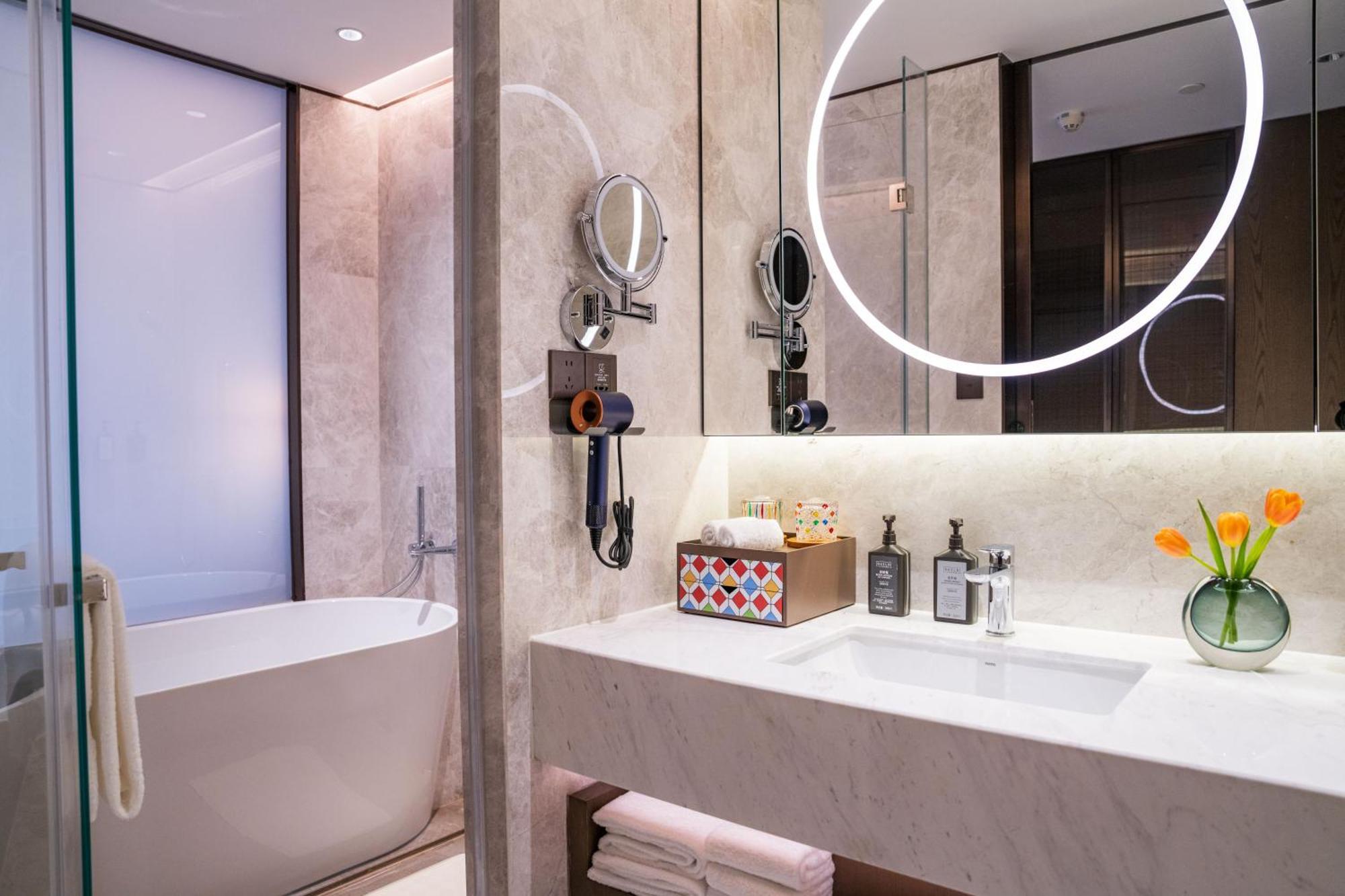 Yuexiu Hotel Guangzhou, Curio Collection By Hilton Exteriör bild